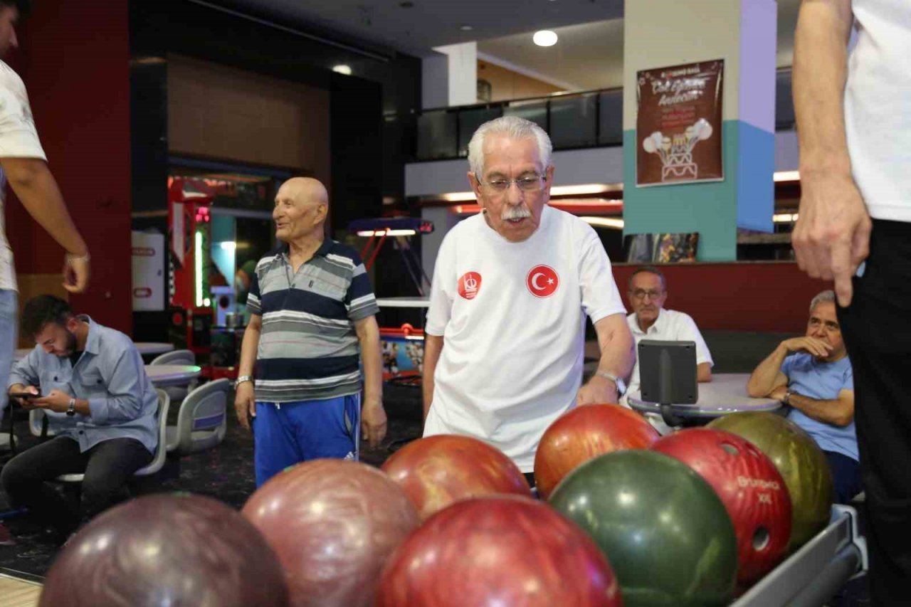Keçiören’de huzurevi sakinleri bowling oynadı