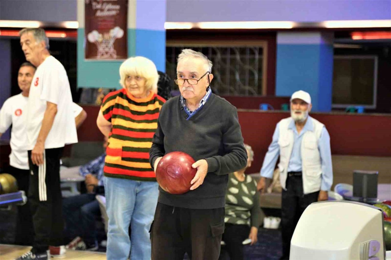 Keçiören’de huzurevi sakinleri bowling oynadı