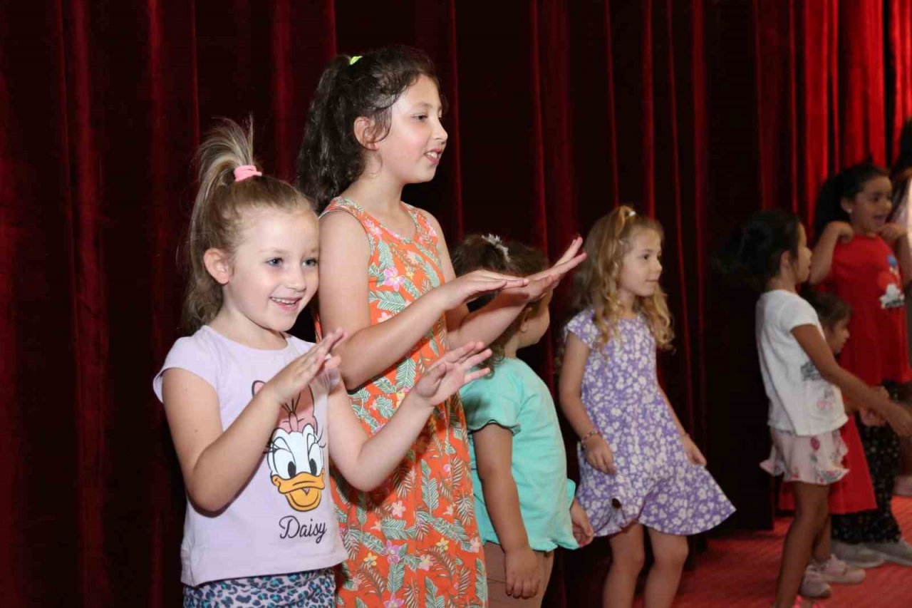 Keçiören’de çocuklar tiyatroya gitti