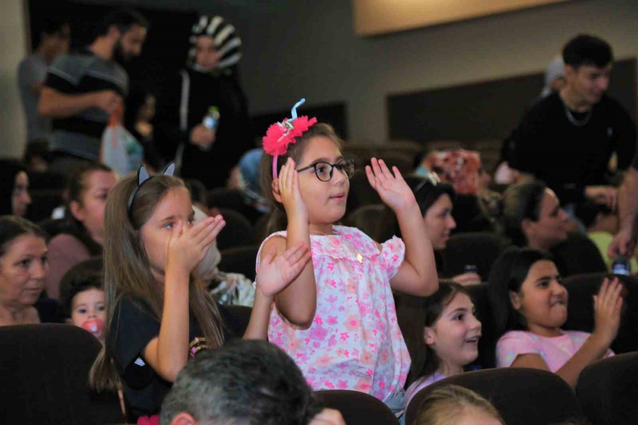 Keçiören’de çocuklar tiyatroya gitti