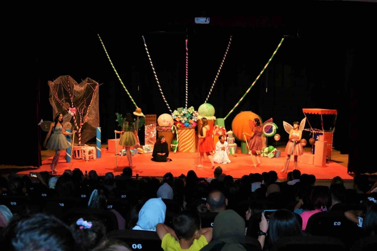 Keçiören’de çocuklar tiyatroya gitti