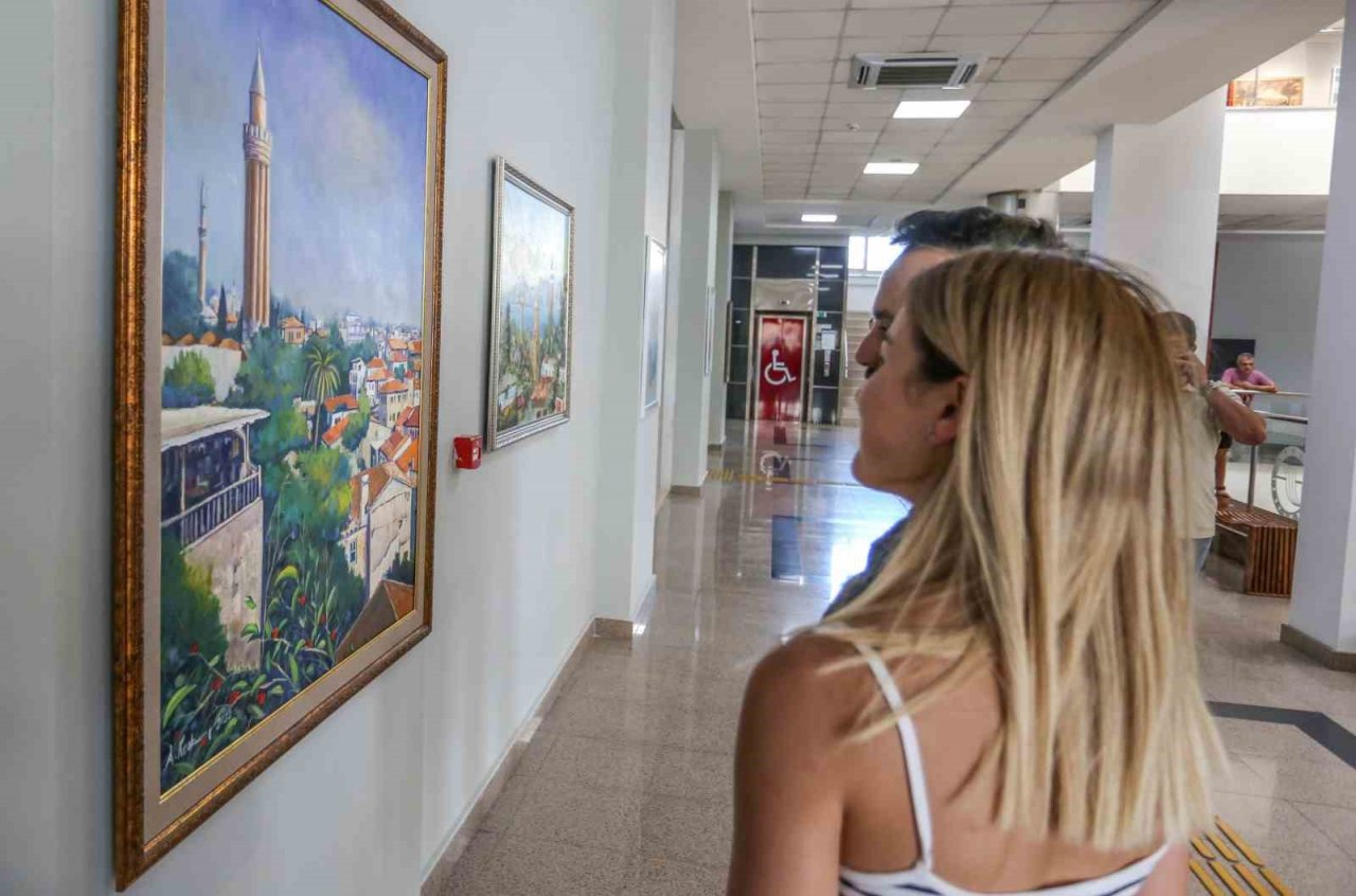 Belediye koridoru sanat galerisine dönüştü