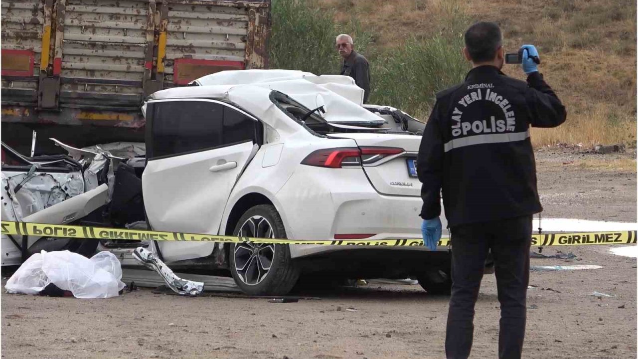 Kırıkkale’de feci kaza, tıra ok gibi saplanan otomobil hurdaya döndü: Sürücü öldü, eşi ağır yaralı