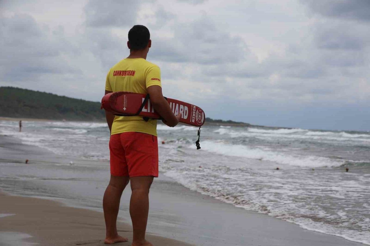 Bir ayda 402 kişi boğulmaktan son anda kurtarıldı