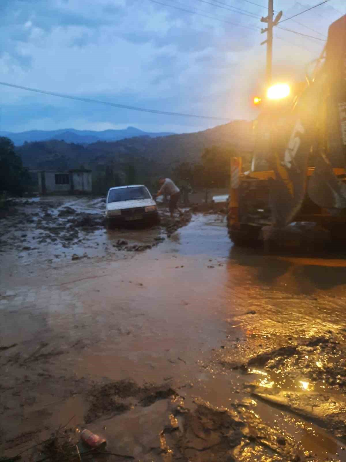 Köşk’te sağanak yağış hayatı felç etti