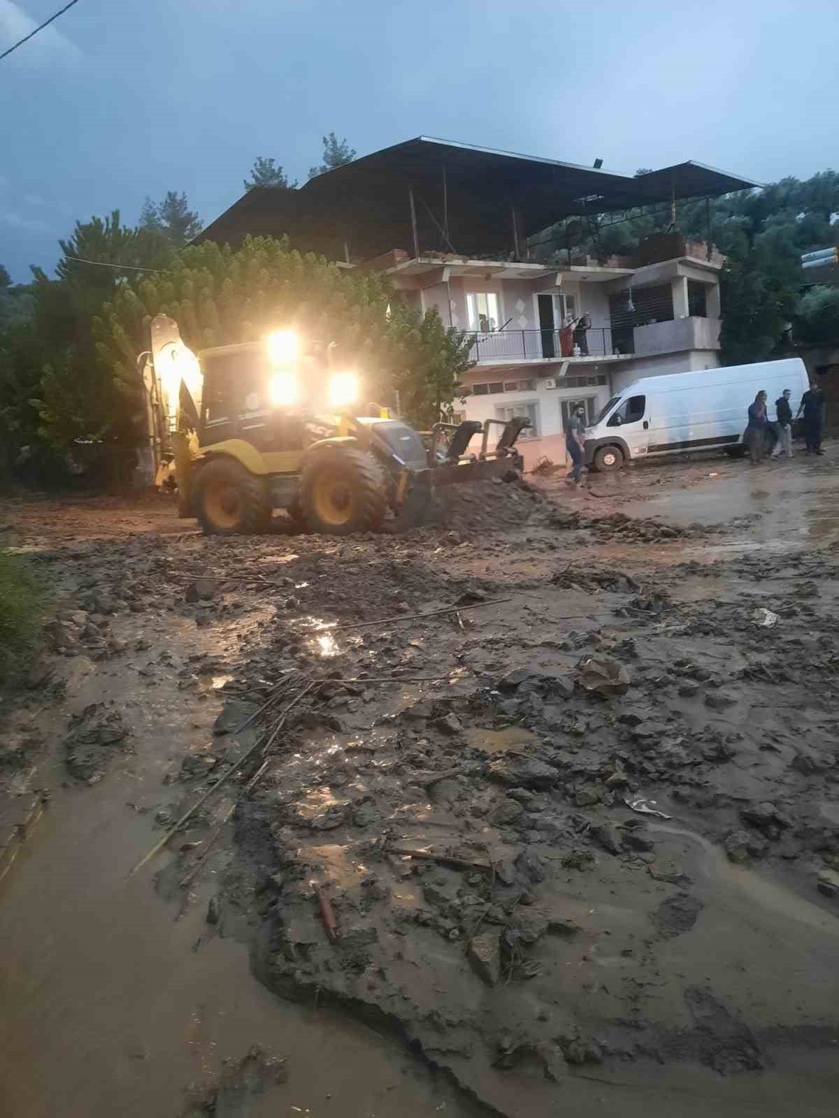 Köşk’te sağanak yağış hayatı felç etti