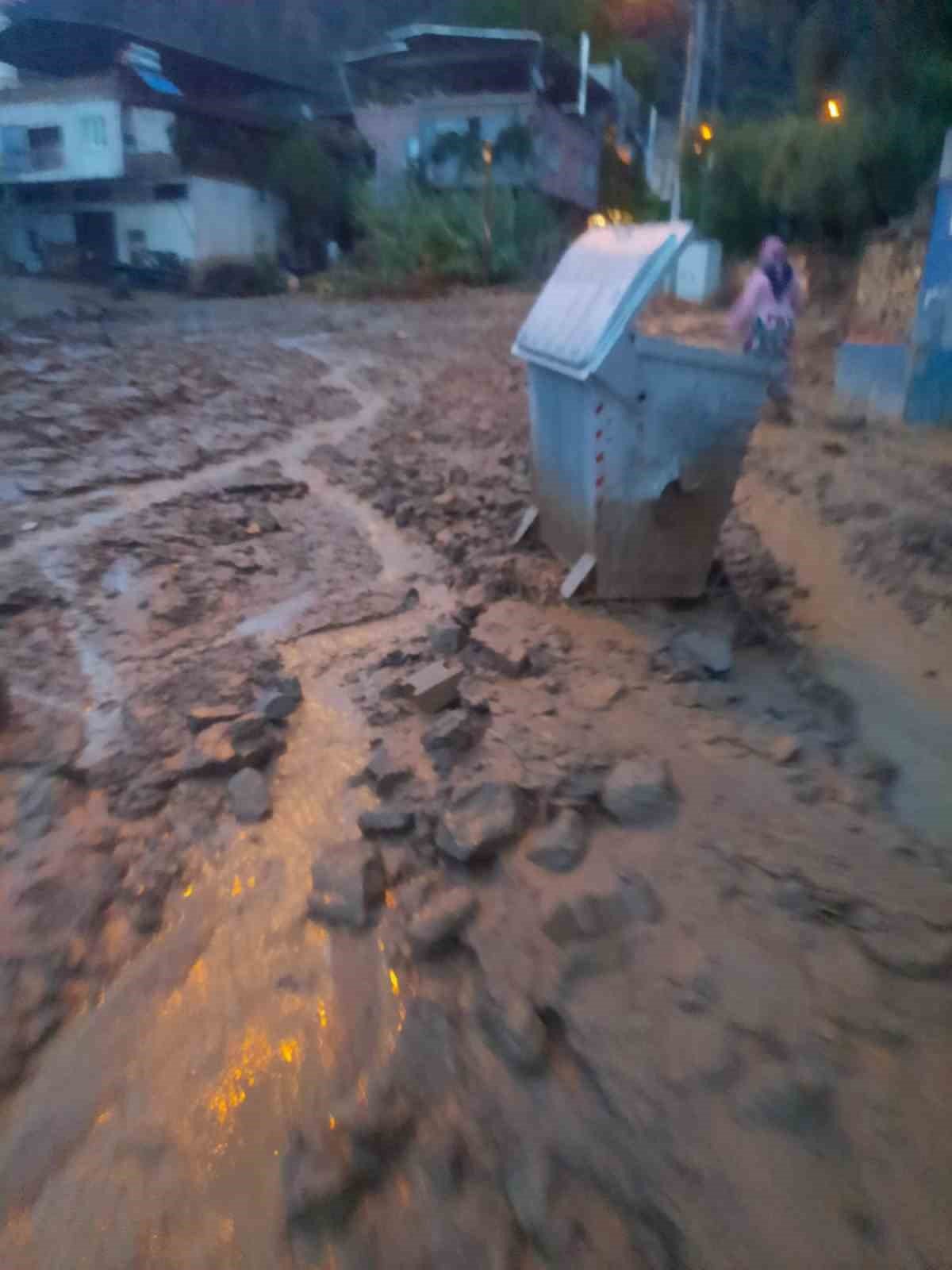 Köşk’te sağanak yağış hayatı felç etti
