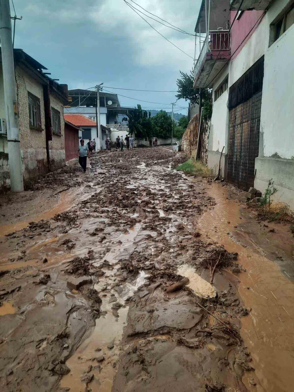 Köşk’te sağanak yağış hayatı felç etti