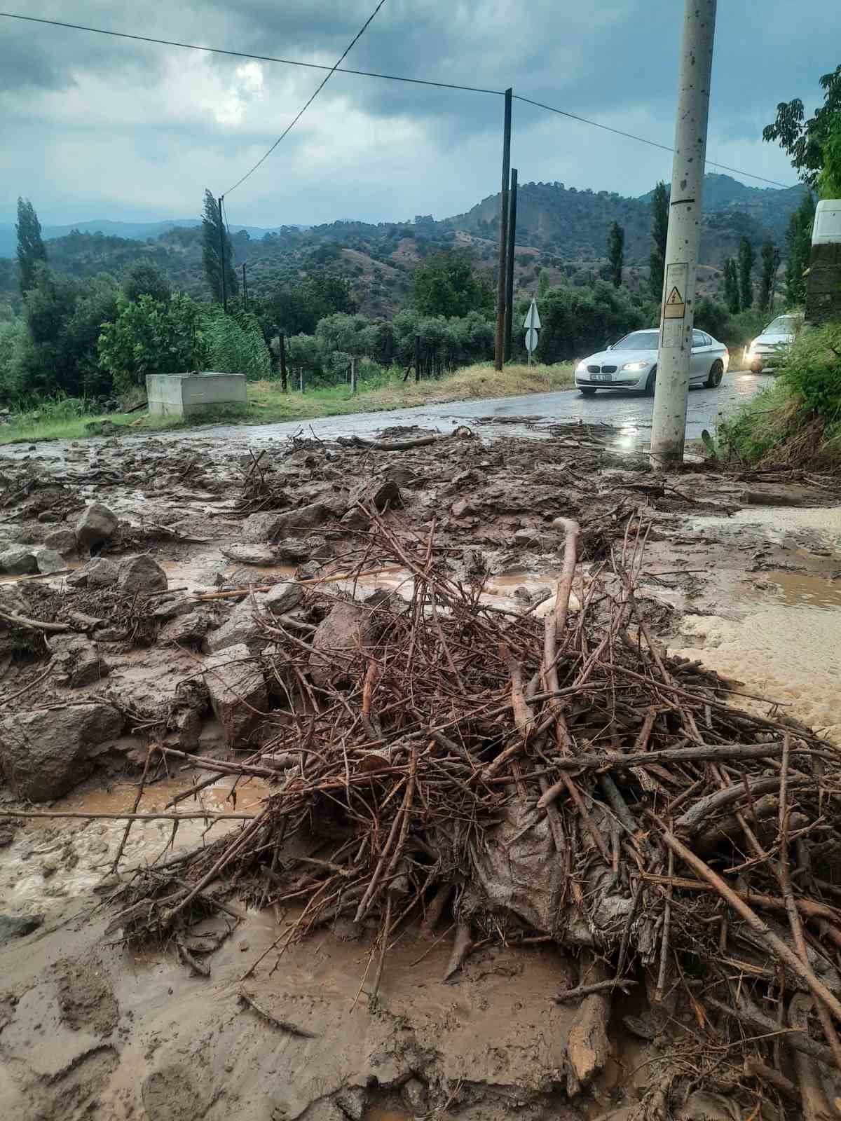 Köşk’te sağanak yağış hayatı felç etti
