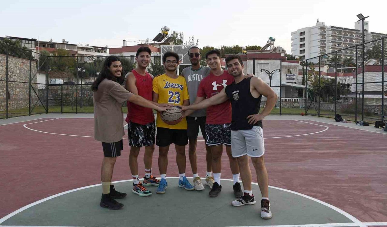 Kuşadası’nda sokak basketbolunun kalbi bu parkta atıyor