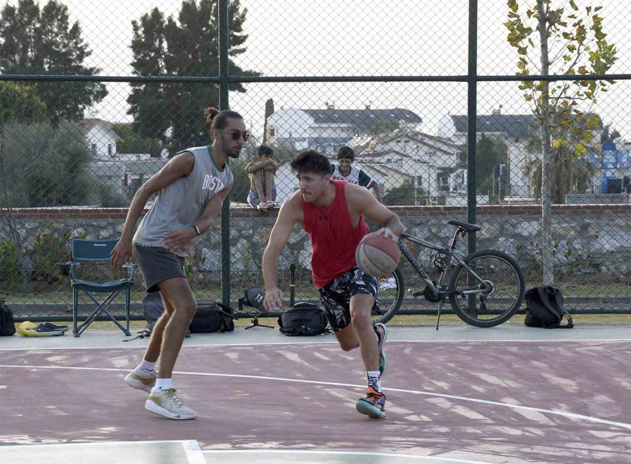 Kuşadası’nda sokak basketbolunun kalbi bu parkta atıyor
