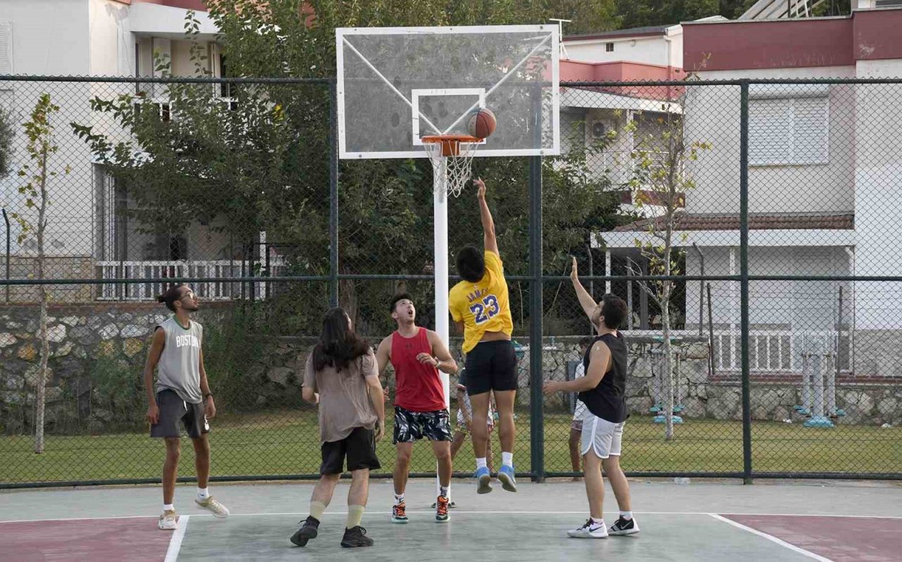 Kuşadası’nda sokak basketbolunun kalbi bu parkta atıyor