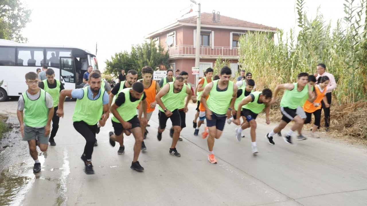 Bağda çalışıp üzüm için koştular