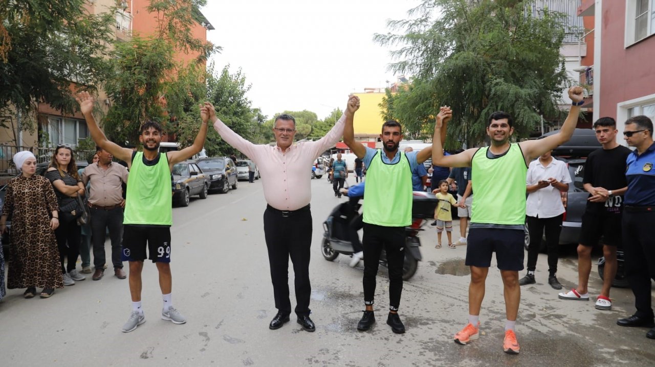 Bağda çalışıp üzüm için koştular