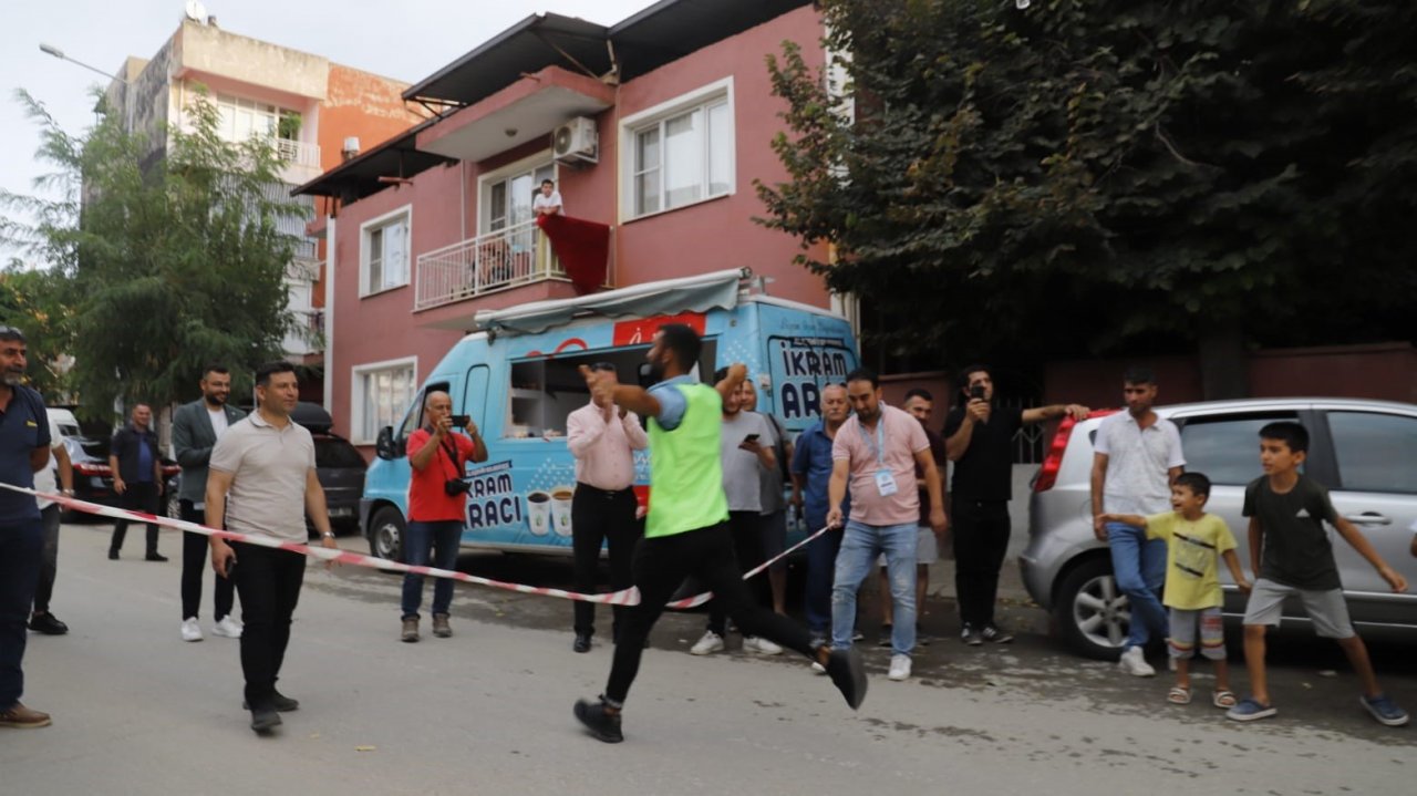 Bağda çalışıp üzüm için koştular