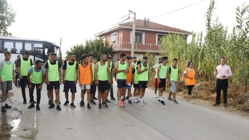 Bağda çalışıp üzüm için koştular