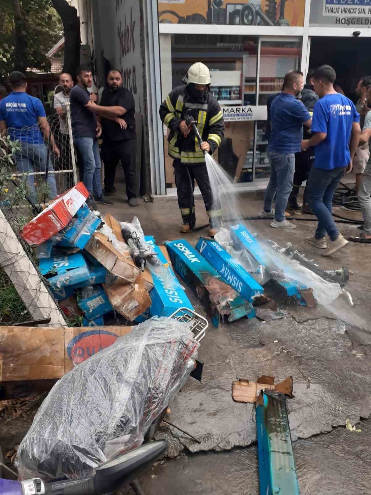 Manisa’da yedek parça dükkanında yangın