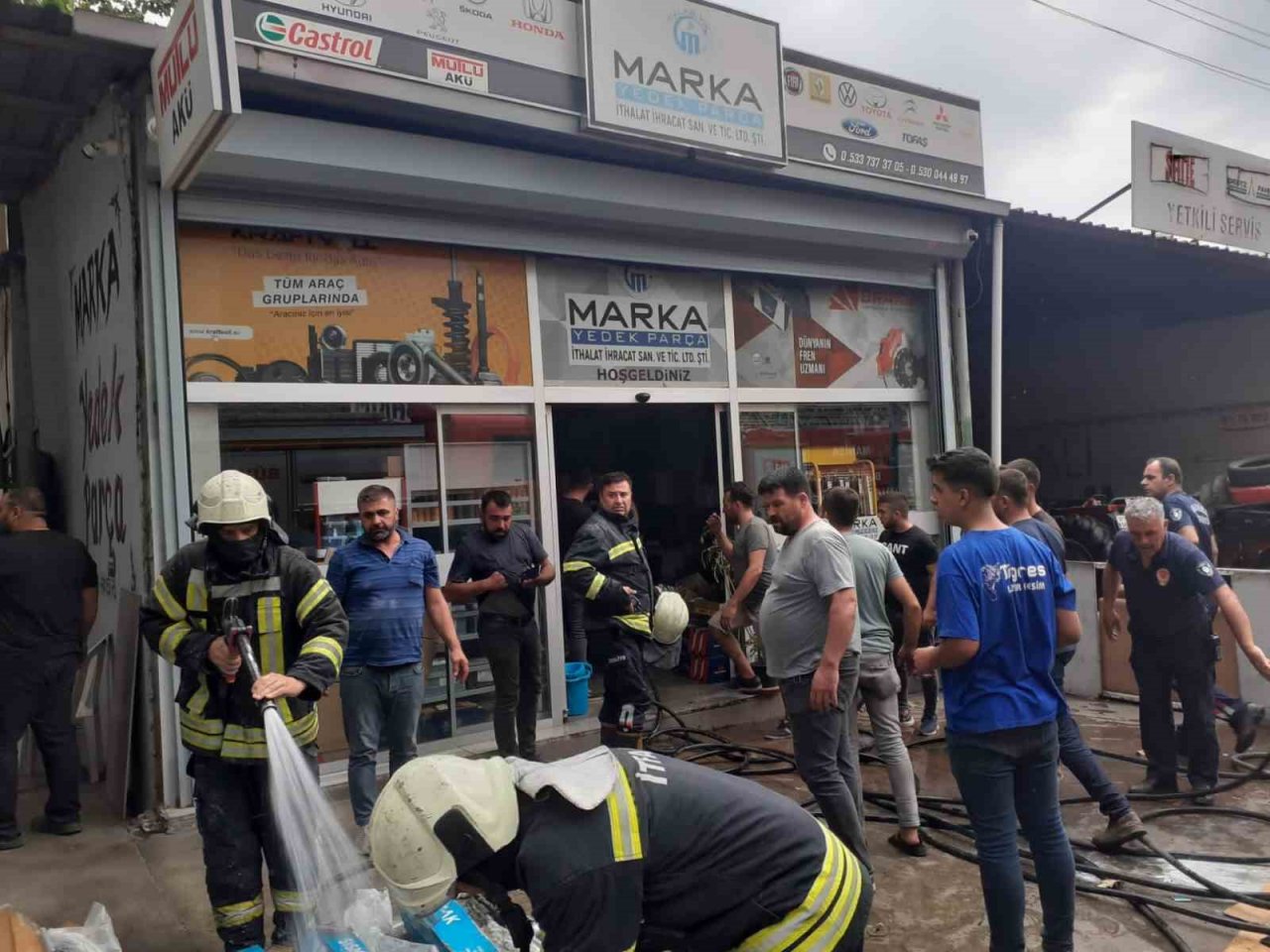 Manisa’da yedek parça dükkanında yangın