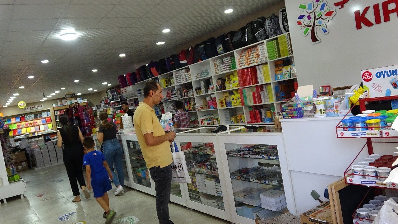 Okullar açıldı, kırtasiyeciler hazırlıklarını tamamladı