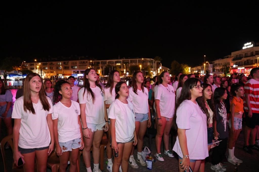 Marmarisliler tek yürek oldu Filenin sultanlarını izledi