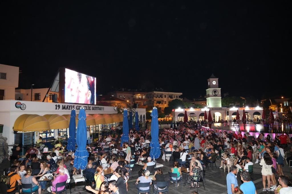 Marmarisliler tek yürek oldu Filenin sultanlarını izledi