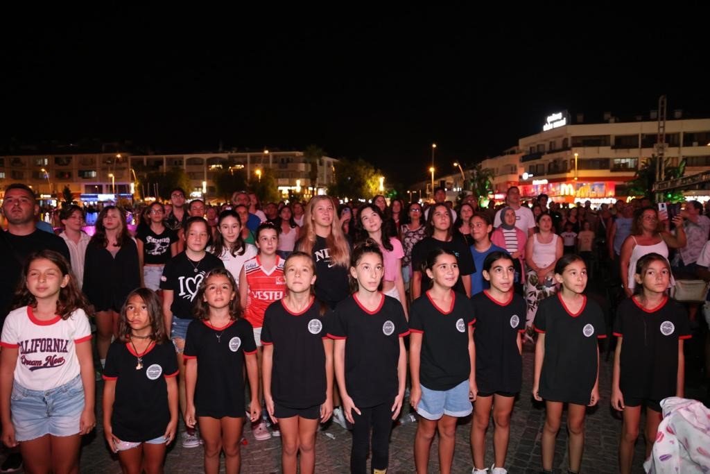 Marmarisliler tek yürek oldu Filenin sultanlarını izledi