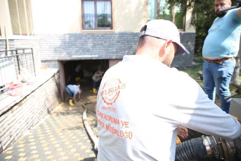 Melikgazi’de şiddetli yağmur sonrasında temizlik çalışmaları yapıldı