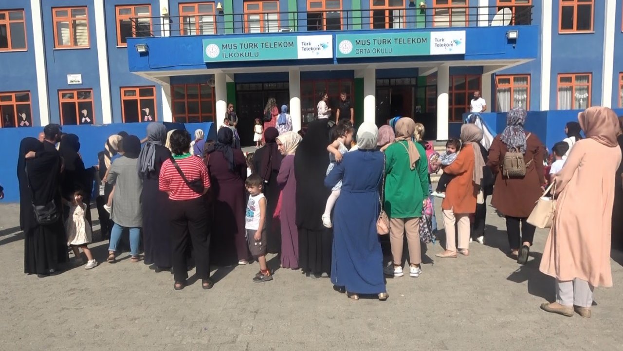 Muş’ta 18 bin öğrenci için ilk ders zili çaldı