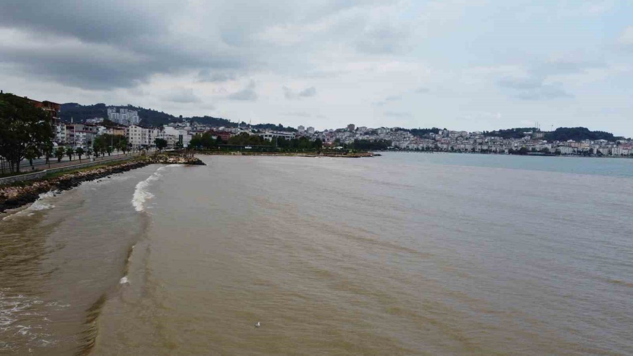 Ordu’da denizin rengi çamura bulandı