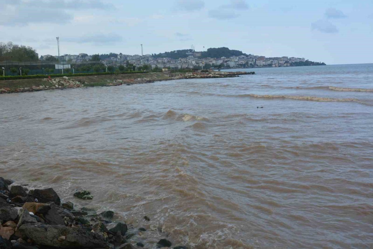 Ordu’da denizin rengi çamura bulandı