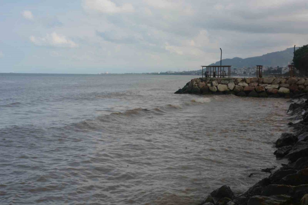 Ordu’da denizin rengi çamura bulandı