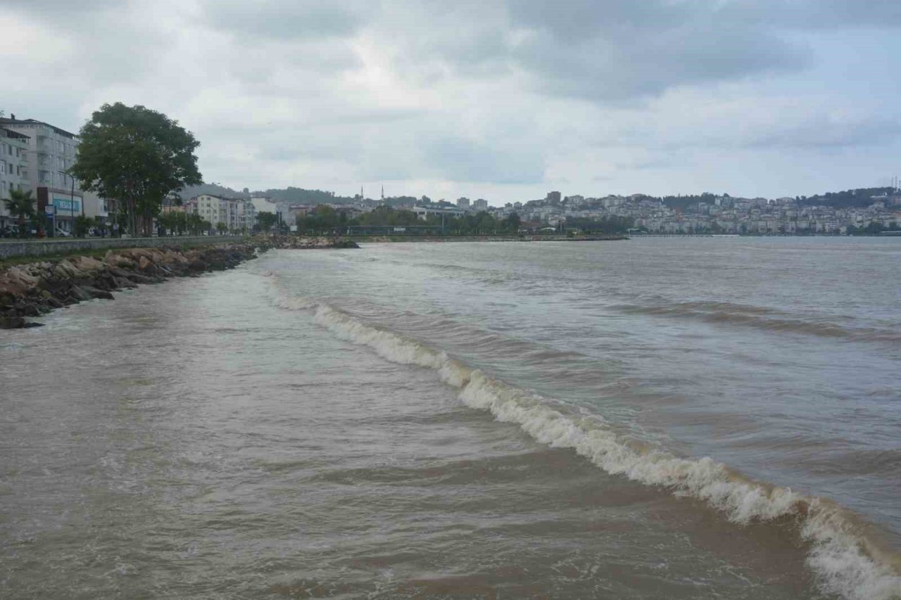 Ordu’da denizin rengi çamura bulandı
