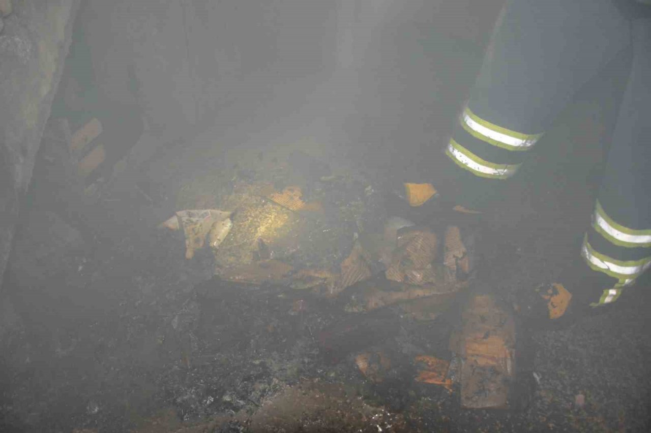 Yanan karton ve kağıtlar apartmanda paniğe neden oldu