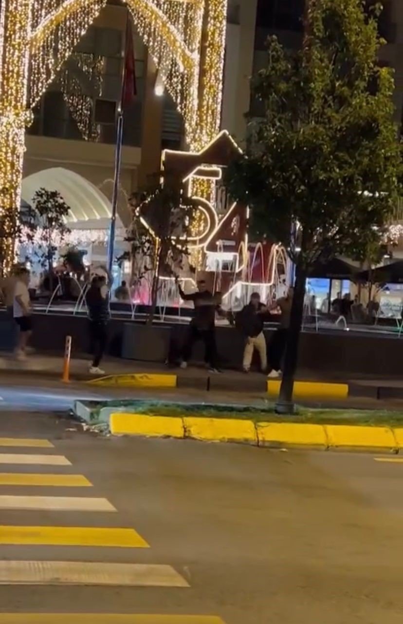 AVM önünde sandalyelerin havada uçuştuğu kavgada yeni detaylar