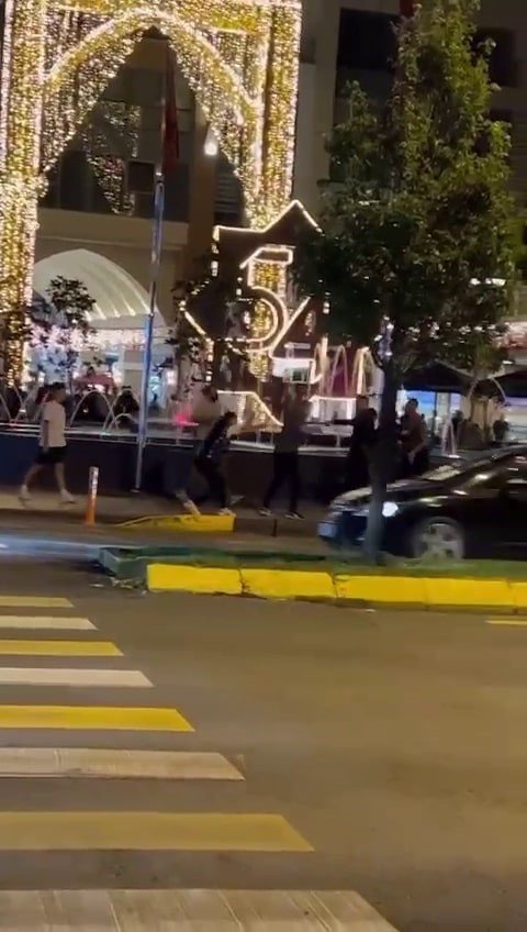 AVM önünde sandalyelerin havada uçuştuğu kavgada yeni detaylar