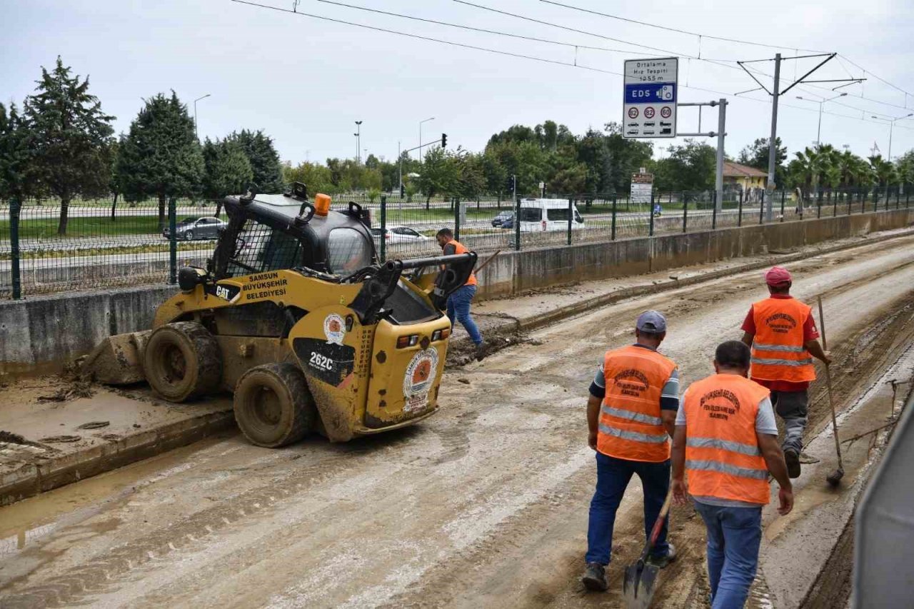 Başkan Demir: "Ekipler canla başla selin izlerini silmeye çalışıyor"