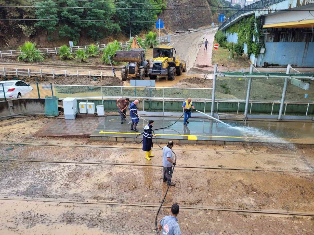 Başkan Demir: "Ekipler canla başla selin izlerini silmeye çalışıyor"