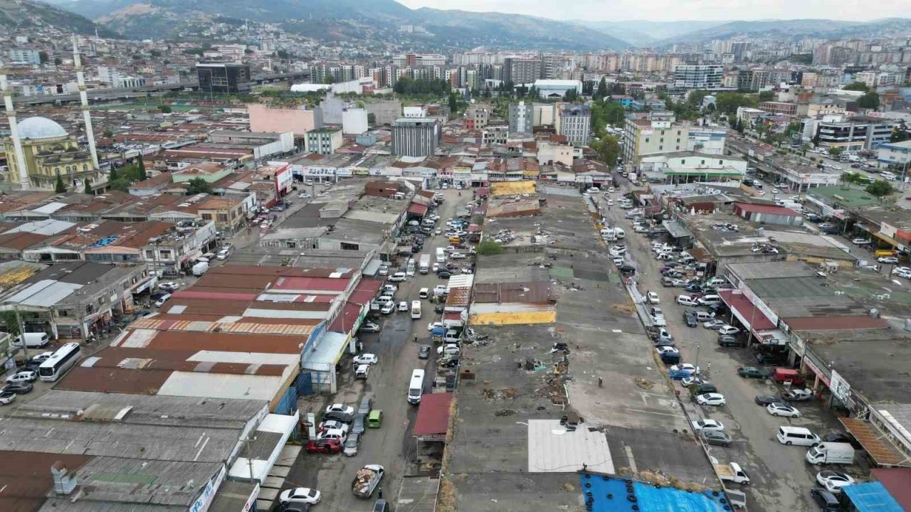 Başkan Demir: "Ekipler canla başla selin izlerini silmeye çalışıyor"