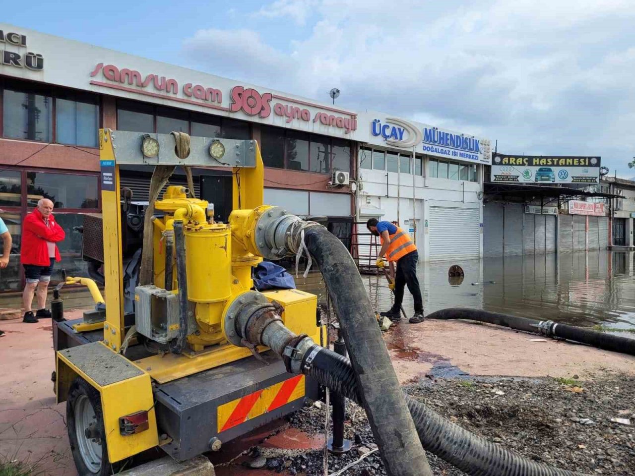 Başkan Demir: "Ekipler canla başla selin izlerini silmeye çalışıyor"