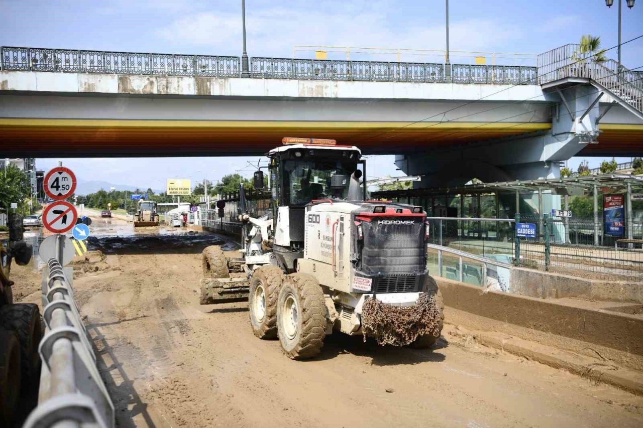 Başkan Demir: "Ekipler canla başla selin izlerini silmeye çalışıyor"