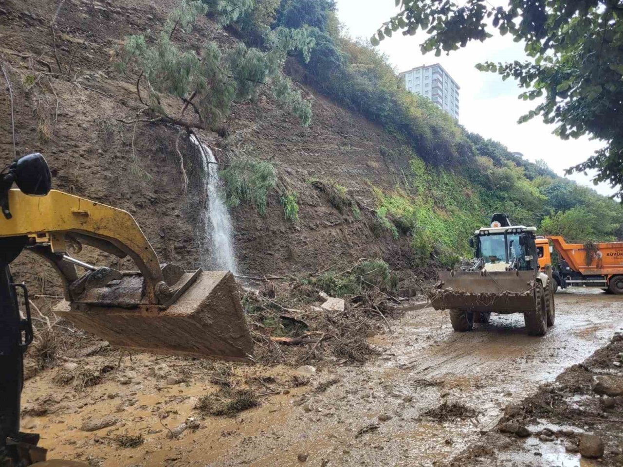 Başkan Demir: "Ekipler canla başla selin izlerini silmeye çalışıyor"