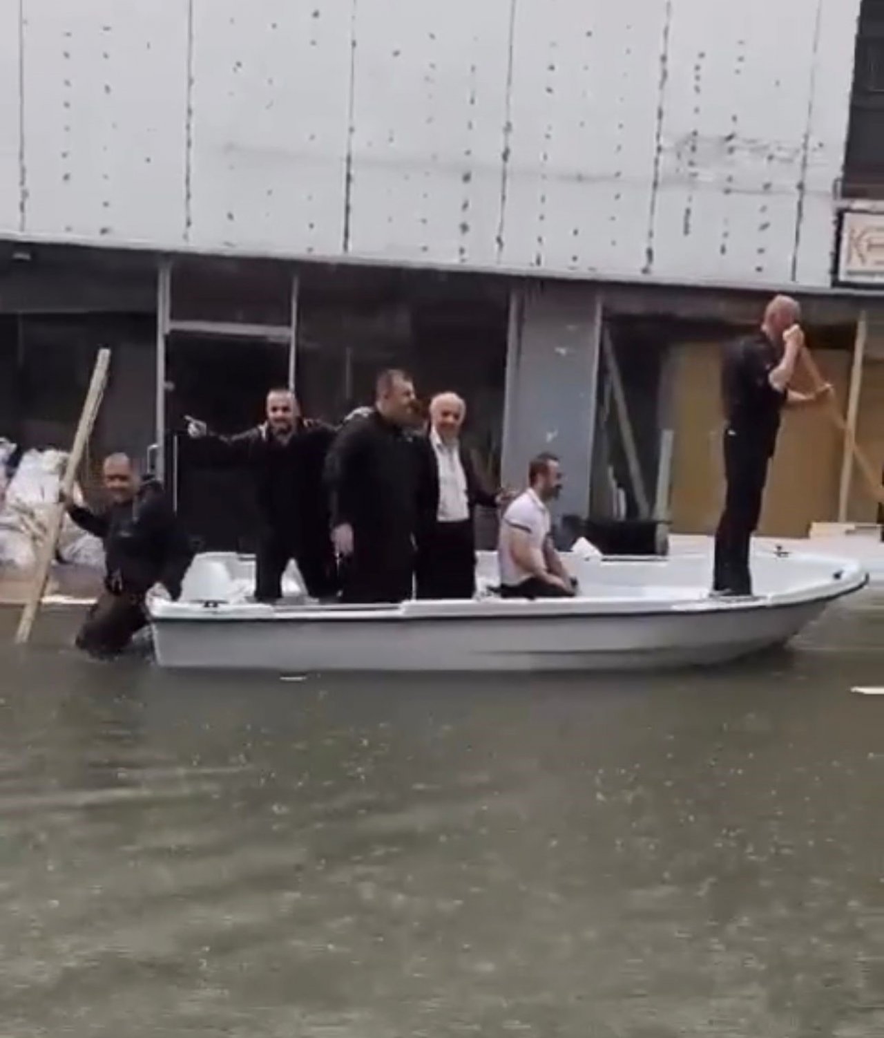 Sel vuran sanayide kayıkla gezenler gündem oldu