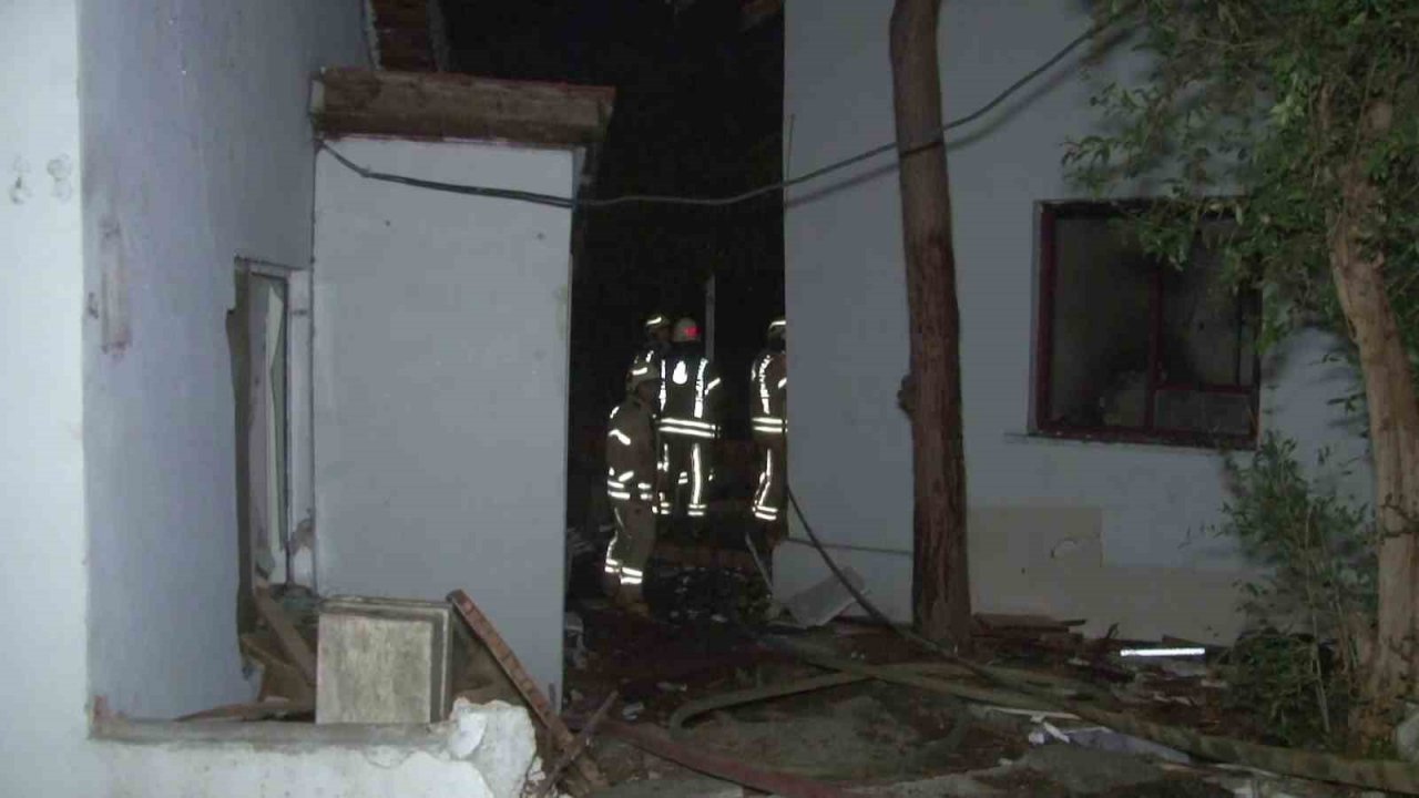 Sarıyer’de metruk bina alev alev yandı