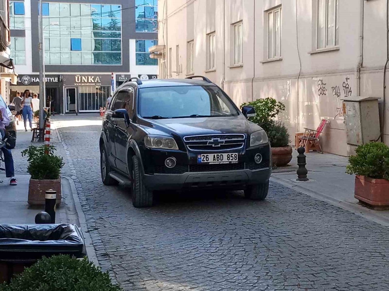 Vandallar hayvansever esnafın plastik uyarı levhasına göz dikti