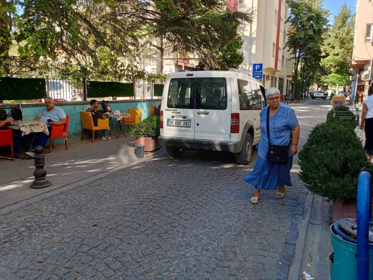 Vandallar hayvansever esnafın plastik uyarı levhasına göz dikti