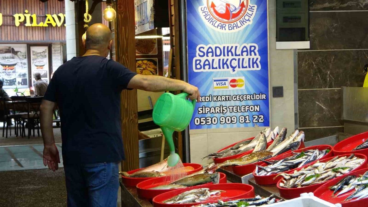 Sezonun ilk günü tezgâhlarda görünmeyen hamsi yerini aldı