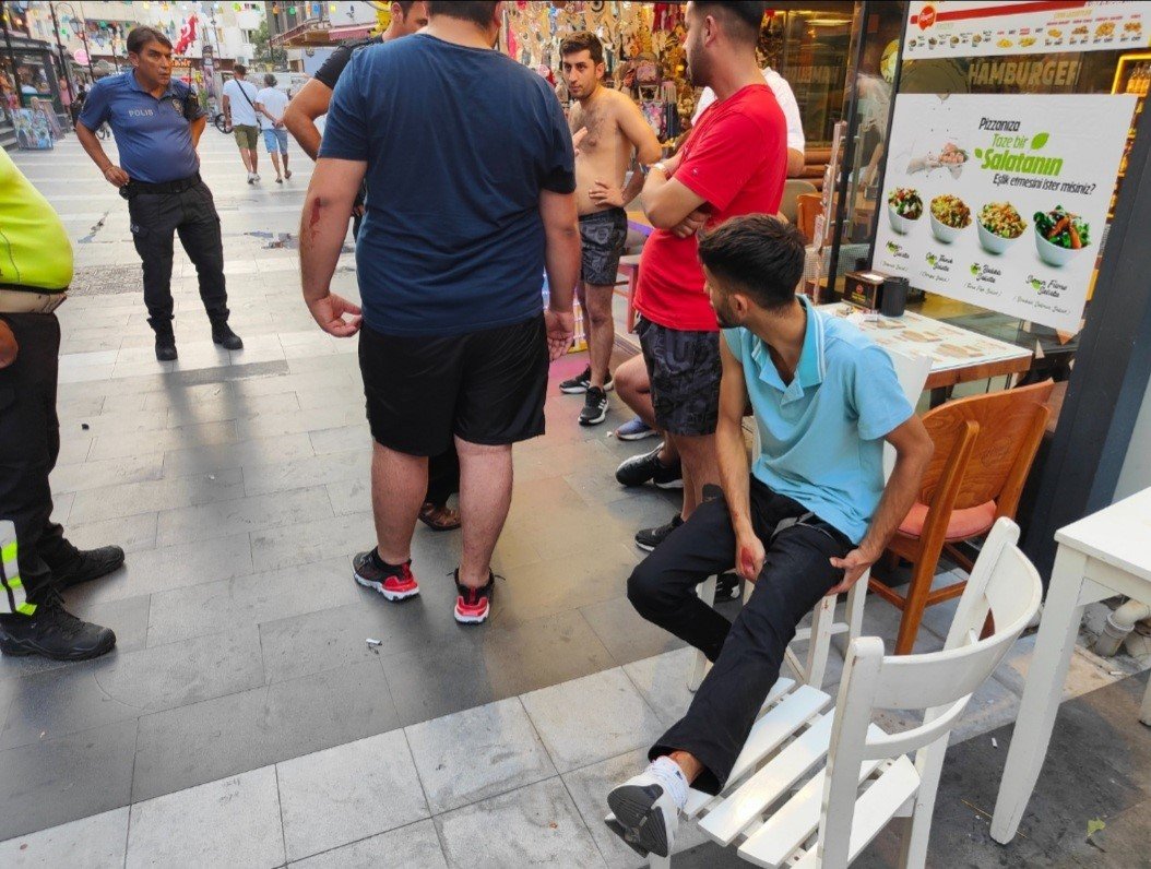 Trafiğe kapalı alana motorlarıyla giren grup ile esnaf arasında kavga: 2 yaralı