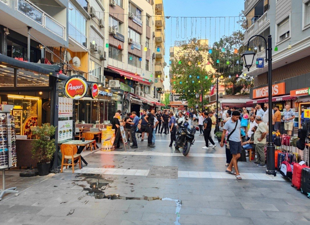 Trafiğe kapalı alana motorlarıyla giren grup ile esnaf arasında kavga: 2 yaralı