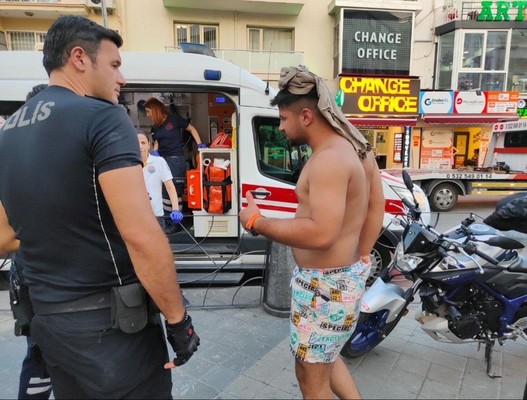 Trafiğe kapalı alana motorlarıyla giren grup ile esnaf arasında kavga: 2 yaralı