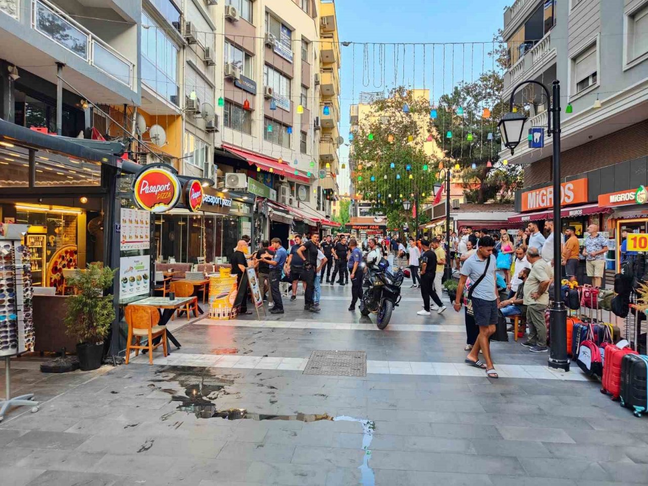 Trafiğe kapalı alana motorlarıyla giren grup ile esnaf arasında kavga: 2 yaralı
